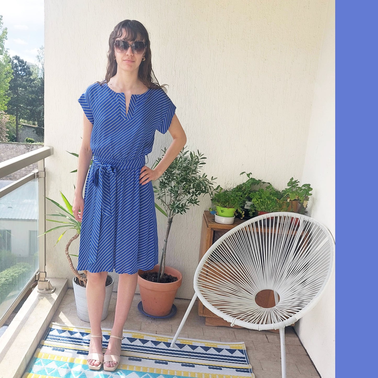Robe en satin rayé bleu et blanc